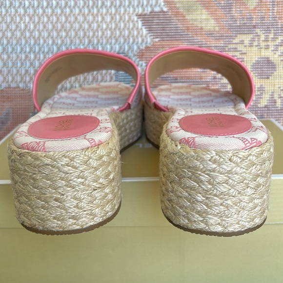 MICHAEL KORS SADLER WEDGE
MK OUTLINE JQD/EMB MK
TEA ROSE
49S3SDFA1Y - Picture 13 of 16